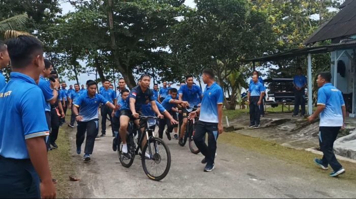 Prajurit Lanud Dhomber saat mengikuti olahraga triathlon yang merupakan olahraga bersepeda, berenang dan lari. Foto: BorneoFlash.com/Niken Sulastri.