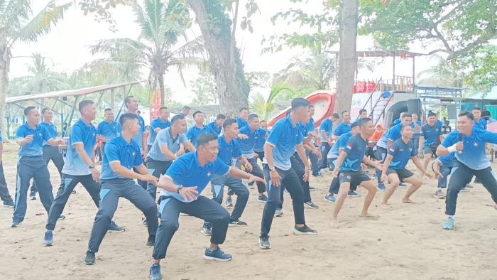 Prajurit Lanud Dhomber saat melakukan yel-yel. Foto: BorneoFlash.com/Niken Sulastri.