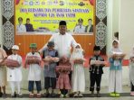 Ketua Panitia HUT ke 126 Kota Balikpapan tingkat Kecamatan Balikpapan Utara, Fauzi Adi firmansyah Foto Bersama anak yatim yang Menerima santunan. Foto: BorneoFlash.com/Niken Sulastri.