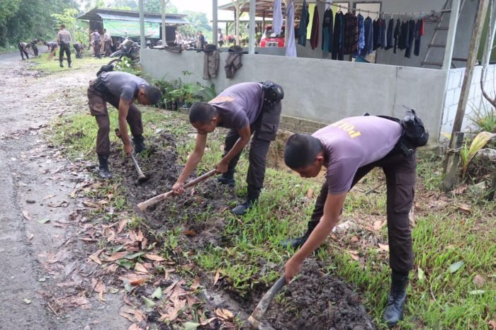 Personel Bintara Remaja Dit Samapta Polda Kaltim, melaksanakan kegiatan baksos bersih-bersih lingkungan Wilayah Balikpapan Utara, Sabtu (4/3/2023). Foto: HO/Humas Polda Kaltim. Personel Bintara Remaja Dit Samapta Polda Kaltim, melaksanakan kegiatan baksos bersih-bersih lingkungan Wilayah Balikpapan Utara, Sabtu (4/3/2023). Foto: HO/Humas Polda Kaltim.