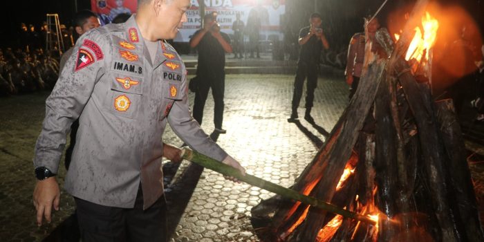Hadiri Latganda &amp; Outbound Bintara Remaja Nusantara Angkatan 48/52, Kapolda Kaltim Nyalakan Api Unggun