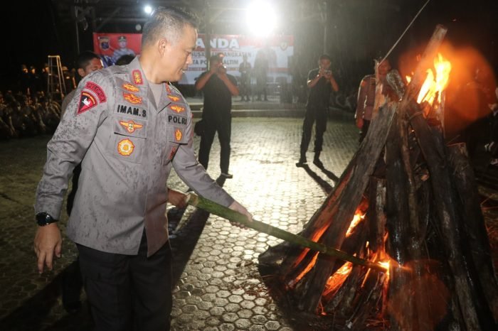Kapolda Kaltim Irjen Pol Drs. Imam Sugianto, M.Si., menghadiri acara penyalaan api unggun dalam rangka Latganda dan Outbond Bintara Remaja Nusantara angkatan 48 dan 52 Dit Samapta Polda Kaltim di Waduk Manggar Balikpapan, Sabtu (4/3/2023) malam. Foto: HO/Humas Polda Kaltim.
