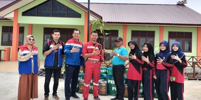 Baru Dibangun, KPI Unit Balikpapan Ikut Hijaukan SMP Negeri 25 Balikpapan