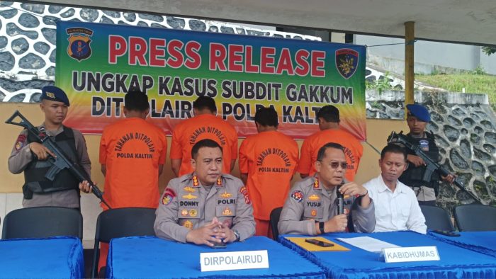 (ki-ka) Dirpolairud, Kombes Pol Donny Adityawarman dan Kabid Humas Polda Kaltim, Kombes Pol Yusuf Sutejo saat press release di Mako Polairud Polda Kaltim, Senin (6/3/2023). Foto: BorneoFlash.com/Niken Sulastri.