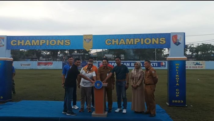 Penekanan tombol sirine menutup Turnamen terbuka Sepakbola Wali Kota Cup U-17 Tahun 2023, di Lapangan Bima Sakti pada hari Selasa (7/3/2023)sore. Foto: BorneoFlash.com/Niken Sulastri.