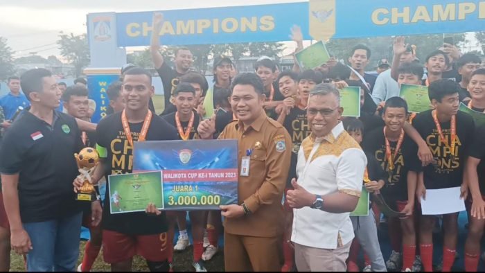 Tim Crue 21 Fc sebagai juara I Turnamen terbuka Sepakbola Wali Kota Cup U-17 Tahun 2023. Foto: BorneoFlash.com/Niken Sulastri.