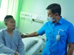 Direktur Utama BPJS Ketenagakerjaan Anggoro Eko Cahyo meninjau langsung seorang peserta yang tengah mendapatkan perawatan di Rumah Sakit Pertamina Jaya Jakarta yang juga merupakan Pusat Layanan Kecelakaan Kerja (PLKK) BPJS Ketenagakerjaan. Foto: HO.
