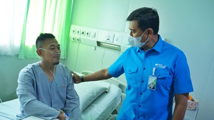 Direktur Utama BPJS Ketenagakerjaan Anggoro Eko Cahyo meninjau langsung seorang peserta yang tengah mendapatkan perawatan di Rumah Sakit Pertamina Jaya Jakarta yang juga merupakan Pusat Layanan Kecelakaan Kerja (PLKK) BPJS Ketenagakerjaan. Foto: HO.