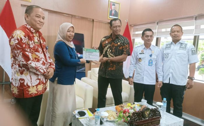 Secara simbolis penyerahan jaminan kesehatan BPJS Kesehatan Kelas III kepada warga binaan Lapas, di Ruang VIP Kantor Wali Kota Balikpapan, Kamis (9/3/2023). Foto: BorneoFlash.com/Niken Sulastri.