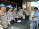 Bidpropam Polda Kaltim melakukan pengecekan dan pemeriksaan senjata api (Senpi) dan tes urine anggota personil Polres Kukar, Kamis (9/3/2023). Foto: HO/Humas Polda Kaltim.