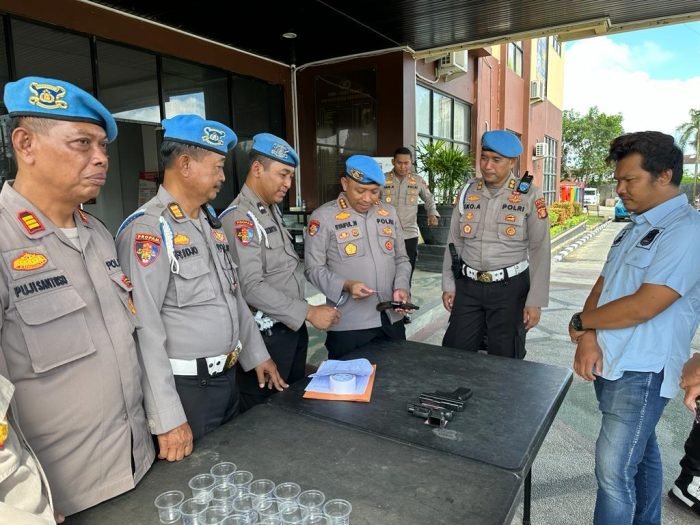 Bidpropam Polda Kaltim melakukan pengecekan dan pemeriksaan senjata api (Senpi) dan tes urine anggota personil Polres Kukar, Kamis (9/3/2023). Foto: HO/Humas Polda Kaltim.