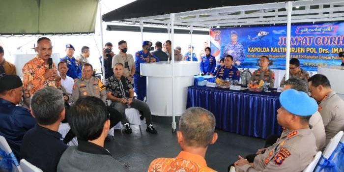 Kapolda Kaltim, Irjen Pol Drs. Imam Sugianto, M.Si memimpin kegiatan pertemuan dengan masyarakat bertajuk “Jumat Curhat”, diatas kapal KP. BIMA-7014 Ditpolairud, Jumat (10/3/2023). Foto: HO/Humas Polda Kaltim.
