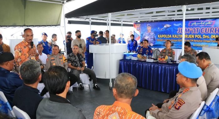 Kapolda Kaltim, Irjen Pol Drs. Imam Sugianto, M.Si memimpin kegiatan pertemuan dengan masyarakat bertajuk “Jumat Curhat”, diatas kapal KP. BIMA-7014 Ditpolairud, Jumat (10/3/2023). Foto: HO/Humas Polda Kaltim.