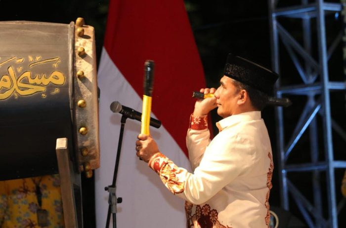Sekretaris Daerah Kota Balikpapan Muhaimin, Membuka Secara Resmi Musabaqah Tilawatil Quran (MTQ) ke 51 Tingkat Kota Balikpapan, di Lapangan Merdeka, pada hari Kamis (9/3/2023) malam. Foto: BorneoFlash.com/Niken Sulastri.