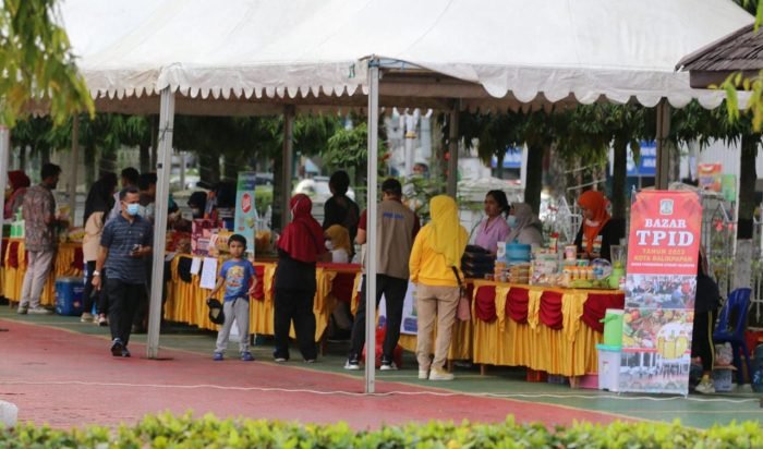 Gerakan Masyarakat yang berlangsung di Halaman Balai Kota, Jumat (10/3/2023). Foto: BorneoFlash.com/Niken Sulastri.