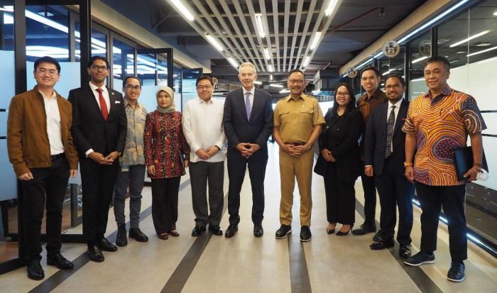 Kepala Otorita Ibu Kota Nusantara (OIKN) Bambang Susantono menerima kunjungan Mantan Perdana Menteri (PM) Inggris Tony Blair di Kantor Otorita Ibu Kota Nusantara, Jakarta pada Senin, (6/3/2023) lalu. Foto: BorneoFlash.com/Ist.