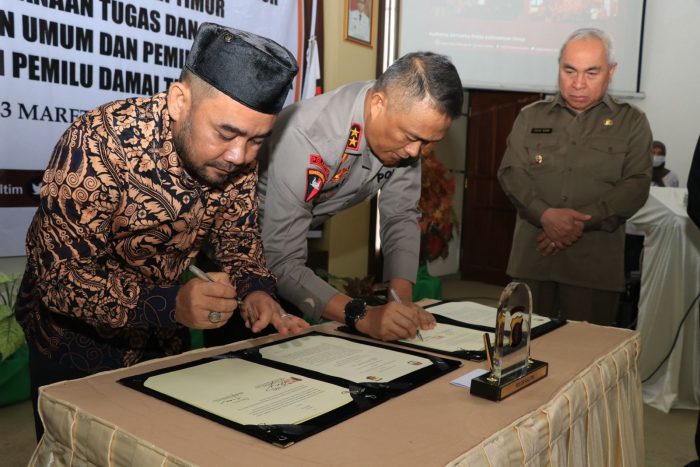 Polda Kaltim gelar penandatanganan perjanjian kerjasama dengan Komisi Pemilihan Umum (KPU) Provinsi Kaltim di Aula Kantor KPU Samarinda, Senin (13/3/2023). Foto: HO/Humas Polda Kaltim.
