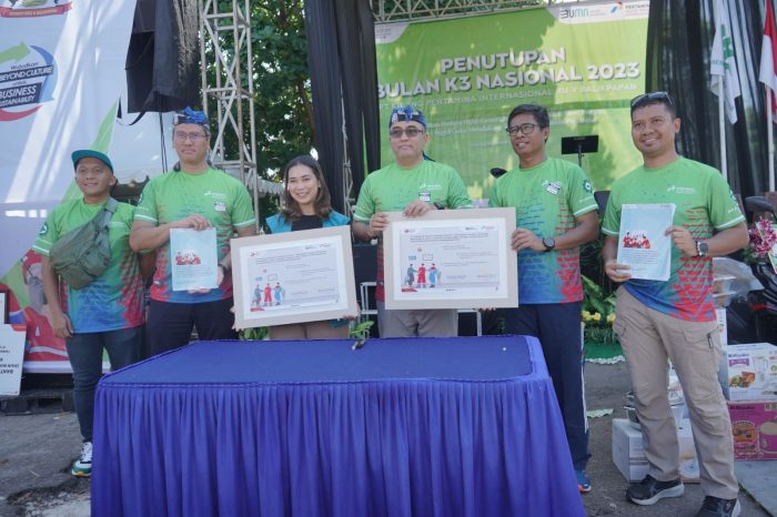 Penandatanganan kerja sama PT KPI Unit Balikpapan dengan PT Inovasi Keberlanjutan Indonesia (Cirowaste) dalam upaya implementasi pengelolaan sampah, dilakukan pada penutupan bulan Keselamatan dan Kesehatan Kerja (K3) Nasional, di Banua Patra Balikpapan, Sabtu (11/3/2023). Foto: HO/PT KPI Unit Balikpapan.