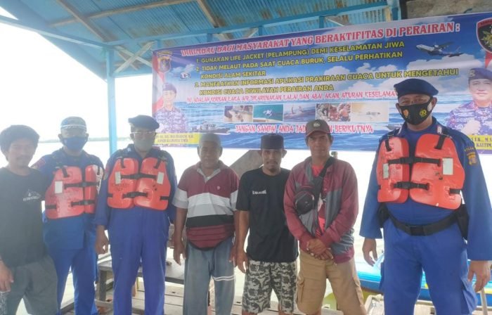Dit Polairud Polda Kaltim melakukan sosialisasi kepada masyarakat untuk memperhatikan aturan keselamatan melaut, dengan cara memasang stiker dan banner. Foto: BornoFlash.com/Niken Sulastri.