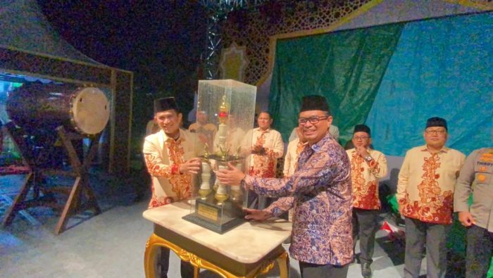 Wali Kota Balikpapan H Rahmad Mas'ud saat menyerahkan piala bergilir kepada Camat Balikpapan Barat Muhammad Arif Fadhilah. Foto: BorneoFlash.com/Niken Sulastri.