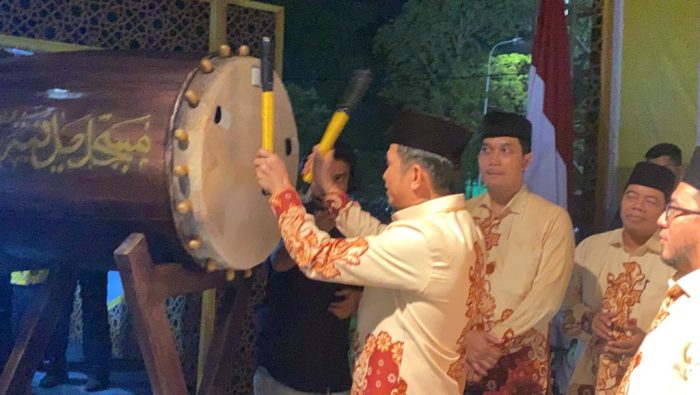 Wali Kota Balikpapan H Rahmad Mas'ud saat memukul bedug menutup pelaksanaan MTQ ke 51 Tingkat Kota Balikpapan.  Foto: BorneoFlash.com/Niken Sulastri.