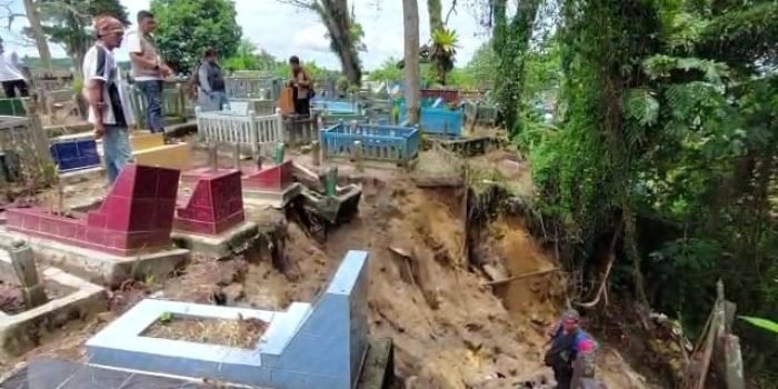 Akibat Hujan Deras, TPU Muslim Gunung Guntur Longsor 