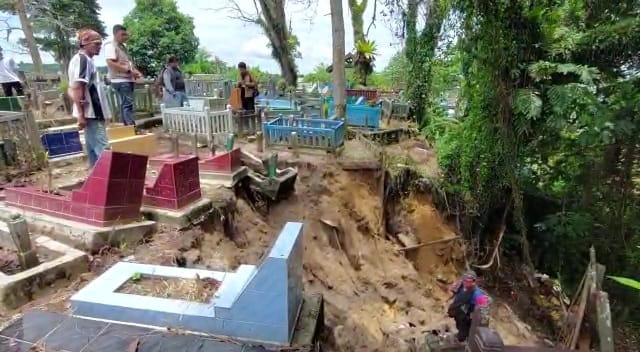 Akibat Hujan Deras, TPU Muslim Gunung Guntur Longsor 