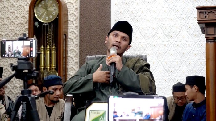 Ustaz Hanan Attaki saat mengisi Tabligh Akbar di Masjid Assalam Wika Balikpapan setelah solat subuh berjamaah pada Ahad, 12 Maret 2023. Foto: BorneoFlash.com/Ardian.