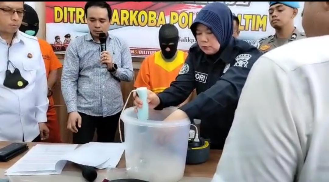 Blender dan Larutkan ke Dalam Kloset, Polda Kaltim Musnahkan Barang Bukti 30,55 Gram Sabu