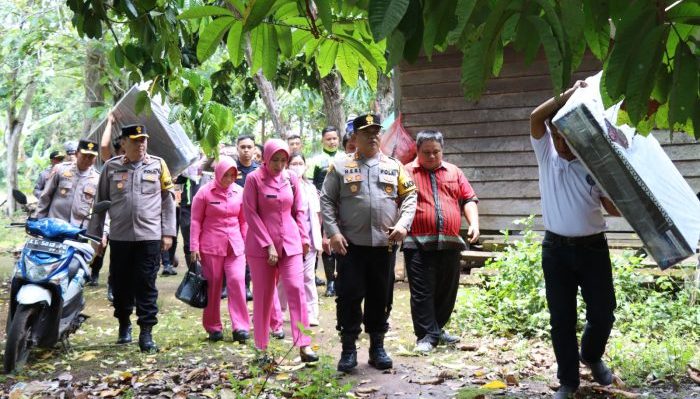 Peduli Sesama Kapolres Dan Ketua Bhayangkari Cabang Kubar Berikan