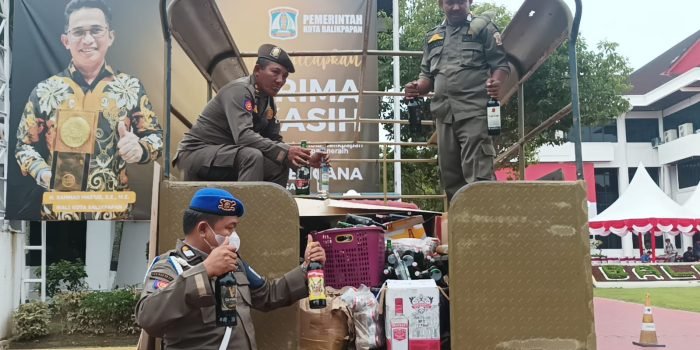 Satpol PP Kota Balikpapan melakukan razia minuman keras di Kota Balikpapan dan berhasil menemukan sebanyak 1.696 botol. Foto: BorneoFlash.com/Niken Sulastri.