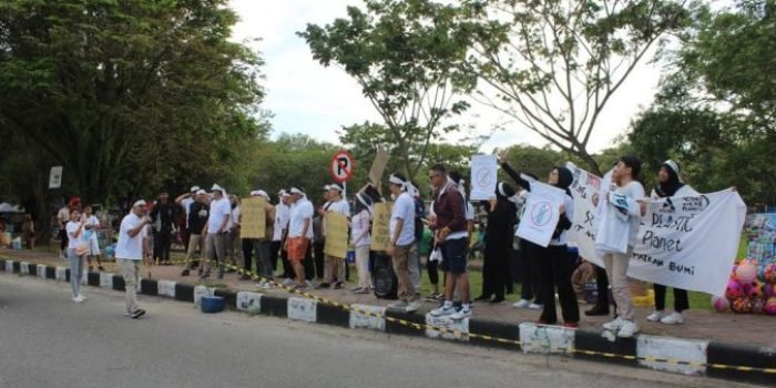 Novotel Ibis Balikpapan yang merupakan bagian dari group Accor menggelar aksi dengan tema NO MORE SINGLE USE PLASTIC yang diadakan di Lapangan Merdeka pada hari minggu (19/03/2023) lalu. Foto: IST/PR/NoBis BPN.