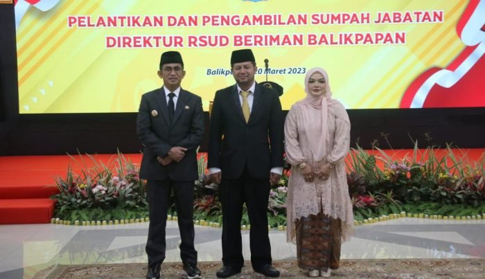 Wali Kota Balikpapan H Rahmad Mas'ud resmi melantik Direktur Utama Rumah Sakit Umum Daerah (RSUD) Beriman Kota Balikpapan, dr Ifransyah Fuadi, Sp.PD, di Aula Balai Kota Balikpapan, pada hari Senin (20/3/2023). Foto: BorneoFlash.com/Niken Sulastri.
