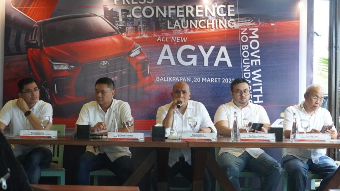 Dari kiri: Cito Kurnia, Kacab Auto2000 Balikpapan Sudirman; Haris Prasetya, SABM Pantura Bandung & Kalimantan; Biyouzmal, RBDH Jabar & Kalimantan; Denny Kurniaji, Kacab Auto2000 Balikpapan MT Haryono; Ilyas Fajar, kacab Auto2000 Samarinda. Foto: BorneoFlash.com/Ardian.