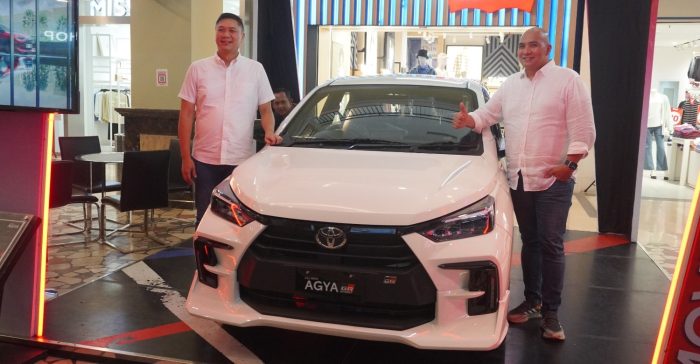 Haris Prasetya, SABM Pantura, Bandung & Kalimantan dan Biyouzmal, RBDH Jabar & Kalimantan memperkenalkan All-New Agya GR Sport yang dipajang di Attrium Mall E-Walk BSB, Senin 20 Maret 2023. Foto: BorneoFlash.com/Ardian.