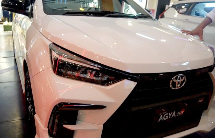 Kesan agresif All New Agya GR Sport diperkuat oleh desain LED headlamp yang tajam dan vertical LED illumination lamp. Foto: BorneoFlash.com/Ardian.