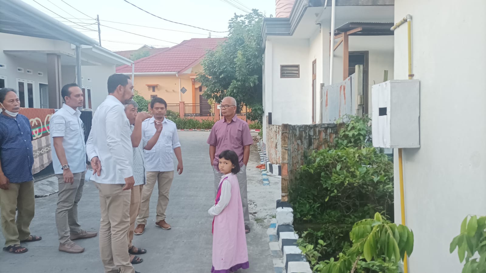 Muhammad Taqwa saat meninjau drainase di lingkungan RT 32 Kelurahan Gunung Samarinda. Foto:Niken/BorneoFlash.com