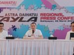 (dari kiri ke kanan) Chief Operation Officer PT Astra International - Daihatsu, Fredy Handjaja; Deputy Marketing & Customer Relation Div Head PT Astra International - Daihatsu, Tri Mulyono dan Regional Head Kalimantan PT Astra International - Daihatsu, Ronald Limanauw, saat Konferensi Pers Peluncuran All New Astra Daihatsu Ayla di Pantai BSB Balikpapan, pada hari Jumat (24/3/2023). (Foto: BorneoFlash.com/Niken)