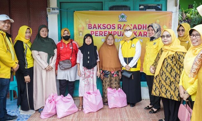 Perempuan Golkar Balikpapan berbagi bingkisan sembako kepada masyarakat yang membutuhkan, di Kecamatan Balikpapan Timur pada hari Minggu (26/3/2023). Foto: BorneoFlash.com/Ist.