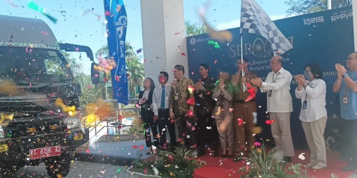 Kepala Perwakilan Bank Indonesia Balikpapan, R Bambang Setyo Pambudi; Asisten Bidang Perekonomian, Pembangunan dan Kesejahteraan Rakyat Setda Kota Balikpapan, Agus Budi Prasetyo melepas mobil layanan kas keliling di Kantor Perwakilan Bank Indonesia Balikp