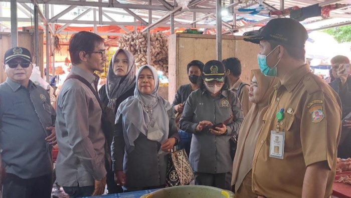 Sidak Komisi II DPRD ke Pasar Pandansari Balikpapan bersama dinas terkait, pada hari Senin (27/3/2023). Foto: BorneoFlash.com/Niken Sulastri.