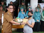 Wali Kota Balikpapan H Rahmad Mas'ud saat menyerahkan bantuan kepada perwakilan ibu hamil, di Halaman Balai Kota pada hari Selasa (28/3/2023).(Foto:BorneoFlash.com/Niken).