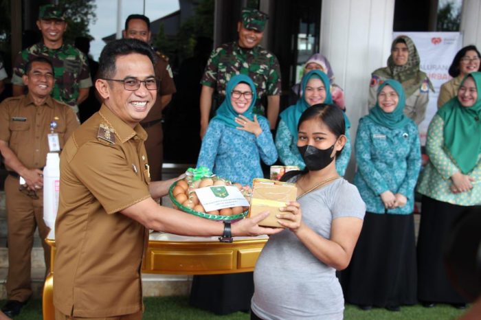 Wali Kota Balikpapan H Rahmad Mas'ud saat menyerahkan bantuan kepada perwakilan ibu hamil, di Halaman Balai Kota pada hari Selasa (28/3/2023).(Foto:BorneoFlash.com/Niken).