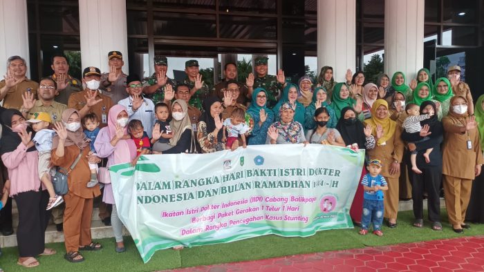 Foto Bersama Rumah Zakat menyerahkan bantuan 600 kaleng kornet SuperQurban dan Ikatan Istri Dokter Indonesia (IIDI) Kota Balikpapan menyalurkan paket program 1 telur 1 hari dengan nilai sebesar Rp 30 juta. Foto: Niken/BorneoFlash.com