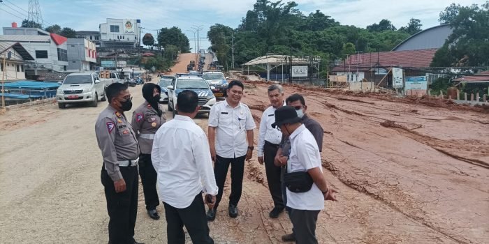 Asisten I Tata Pemerintahan Sekretariat Daerah Kota Balikpapan, Zulkifli saat meninjau DAS Ampal, pada hari Rabu (29/3/2023). Foto: BorneoFlash.com/Niken Sulastri.