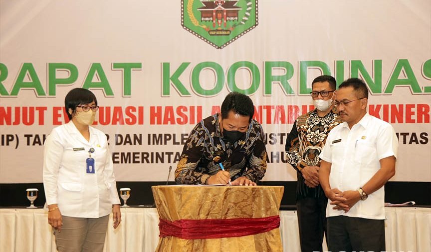 Bupati Mahulu, Bonifasius Belawan Geh, S.H., M.E, membuka Rakor SAKIP & AKIB Tahun 2022 dan penandatangan perjanjian kinerja bagi pejabat eselon II dan dilanjutkan dengan paparan-paparan hasil evaluasi AKIP oleh Inspektur Inspektorat Mahulu Budi Gunarjo OmpusungguFoto: BorneoFlash.com/Prokopim Mahalu