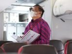 Presiden Direktur Lion Air Group, Capt. Daniel Putut Kuncoro Adi sedang melakukan ramp check di pesawat Airbus 320 Batik Air. Foto: HO.