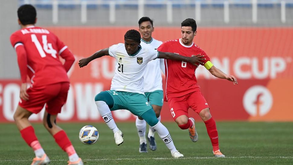 Indonesia U-20 sejatinya mengalami kerugian lantaran harus melakukan pergantian pemain pada awal pertandingan. Ferdiansyah yang cederea digantikan Hugo Samir. (ANTARA FOTO/Sigid Kurniawan/nz.)