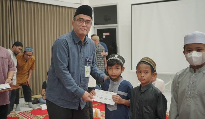 General Manager (GM) PT KPI Unit Balikpapan Arafat Bayu Nugroho Saat memberikan santunan dan paket sembako kepada anak yatim. Rabu (12/4/2023). Foto: HO/KPI Unit Balikpapan.