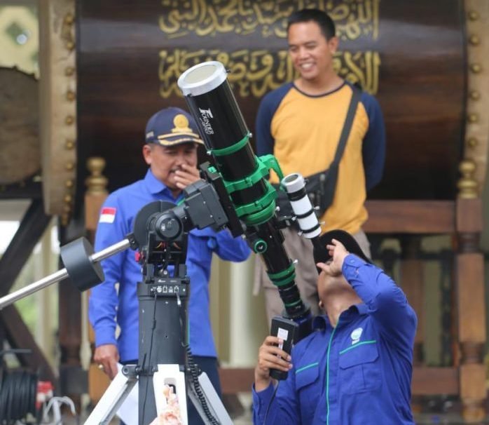 BMKG Balikpapan saat melakukan pengamatan gerhana matahari di Balikpapan Islamic Center (BIC) kepada awak media pada hari Kamis (20/4/2023). Foto: BorneoFlash.com/Niken Sulastri.